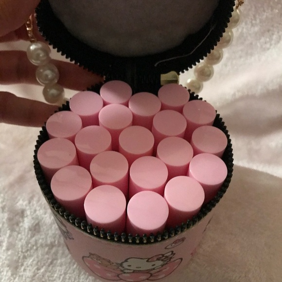 Hello Kitty Matte Shine Glitter 20 Piece LipGloss Pearl Pink Bag New - Picture 4 of 16